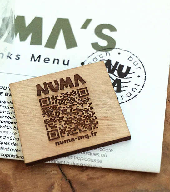 Sous-verre QR gravé posé sur la carte des boissons